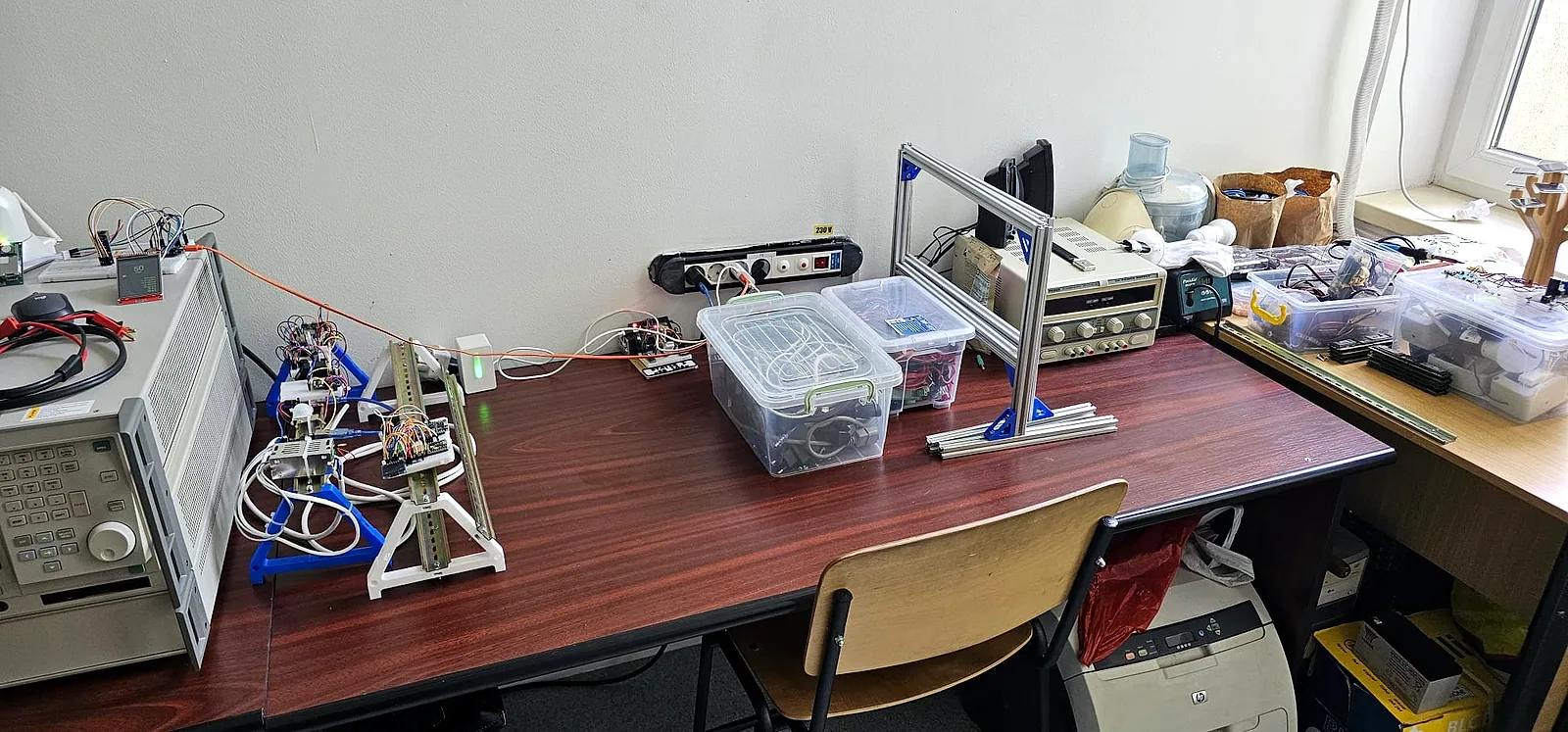 Banc de lucru cu prototipuri ESP32 și senzori IoT