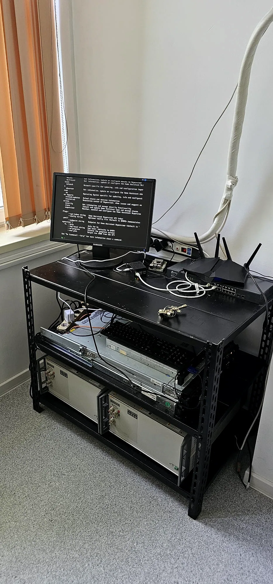 Rack cu server local și platformă Home Assistant în laboratorul EB104