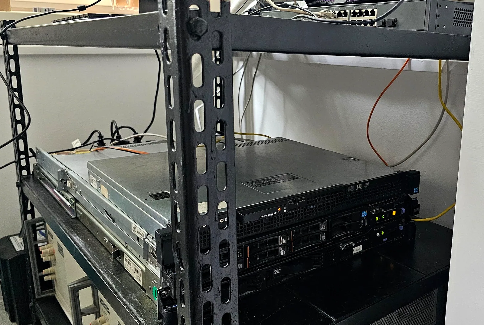 Server rackmount Dell PowerEdge și switch de rețea